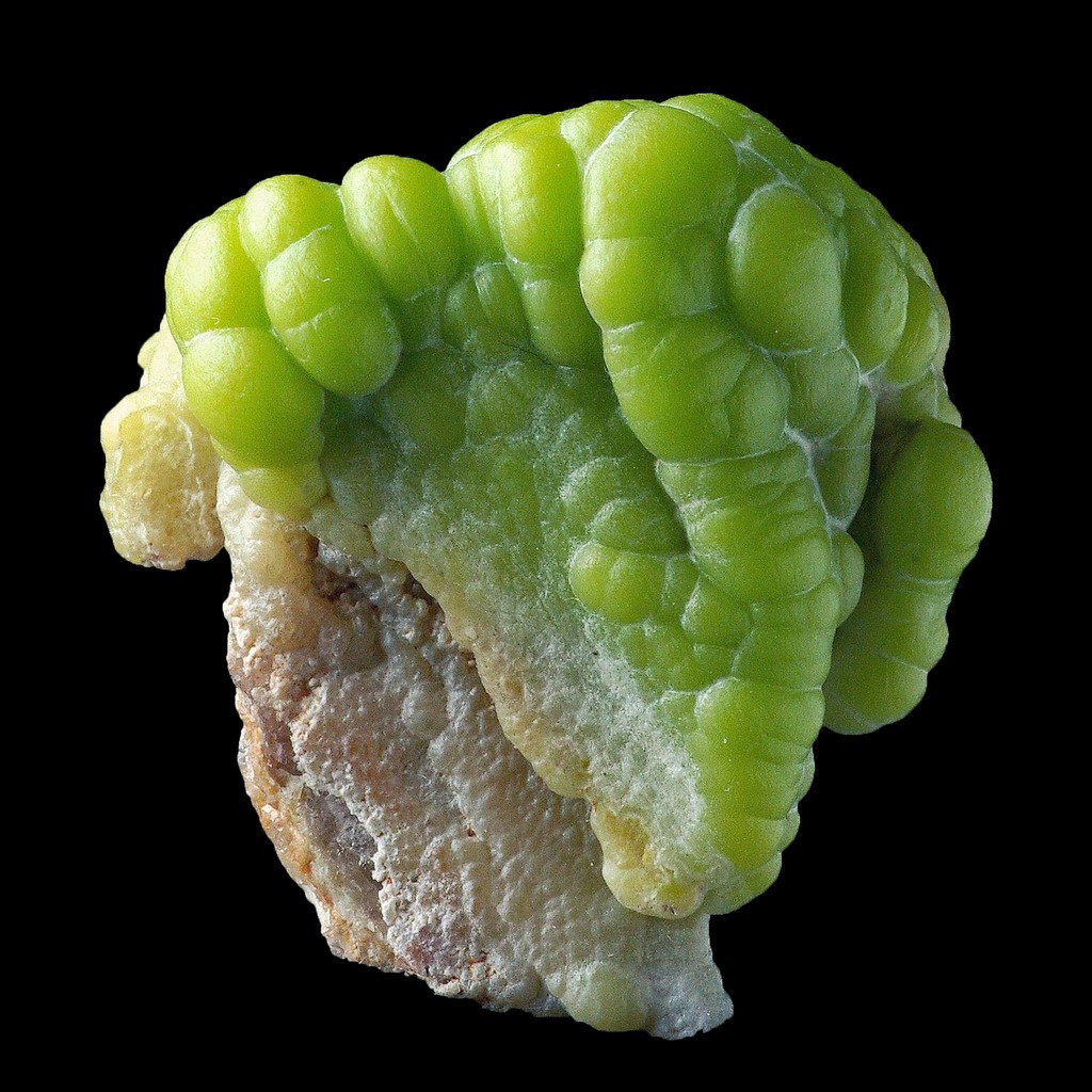 Pyromorphite là clorua photphat chì, có màu xanh lục, vàng hoặc nâu. Khoáng vật này hình thành ở các đới ôxi hóa của mỏ chì.