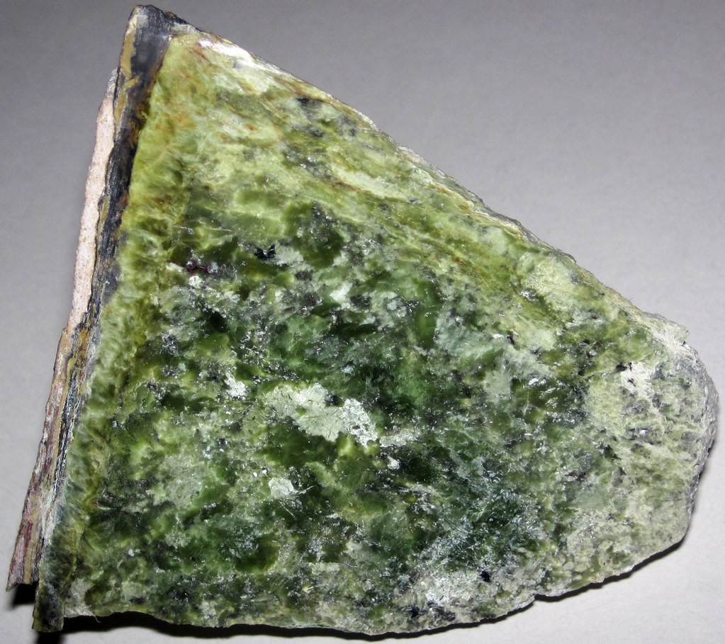 Nephrite là khoáng vật tremolit và actinolit có mào từ kem đến xanh lục đậm, có tên gọi là ngọc thạch (jade) trong chế tác đá quý.