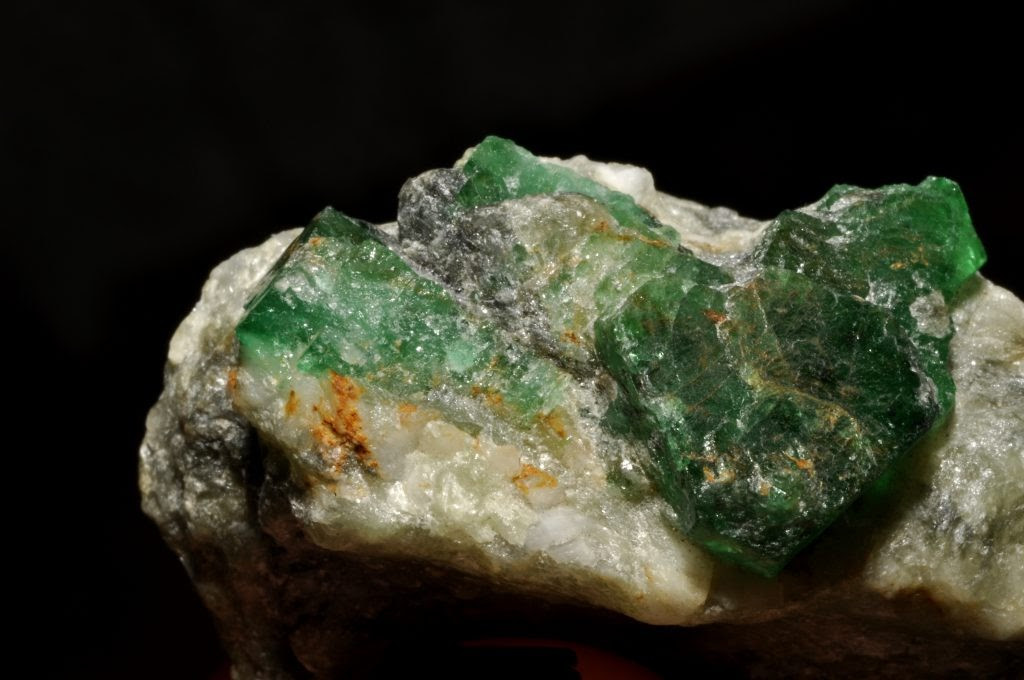 Beryl là khoáng vật silicat nhôm, vừa là nguồn cung cấp beri, vừa là đá quý. Beryl có nhiều màu sắc khác nhau, trong đó màu xanh lục được gọi là ngọc lục bảo (emerald), một loại đá quý có phẩm chất rất cao.