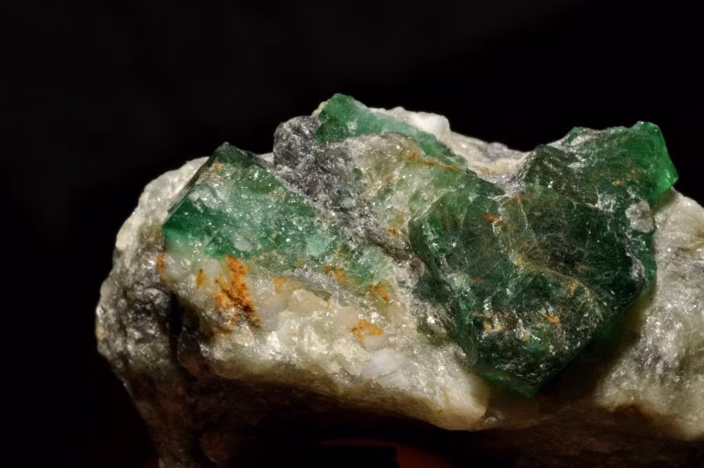 Beryl là khoáng vật silicat nhôm, vừa là nguồn cung cấp beri, vừa là đá quý. Beryl có nhiều màu sắc khác nhau, trong đó màu xanh lục được gọi là ngọc lục bảo (emerald), một loại đá quý có phẩm chất rất cao.