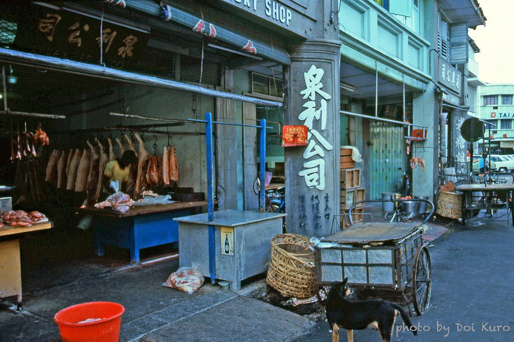 Bên ngoài một cửa hàng bán thịt.