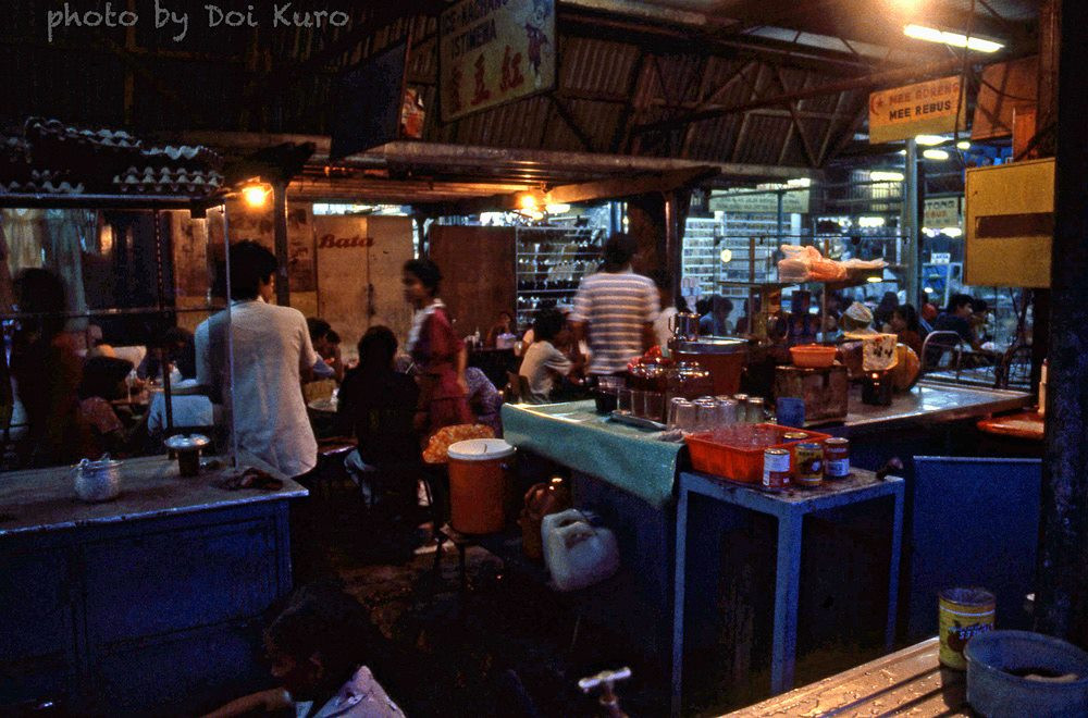 Buổi tối ở khu ẩm thực Hawker, một địa điểm du lịch nổi tiếng đảo ngọc Penang.