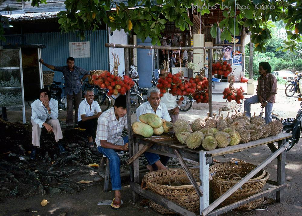 Sạp hoa quả ven đường với các loại quả nhiệt đới đặc trưng.