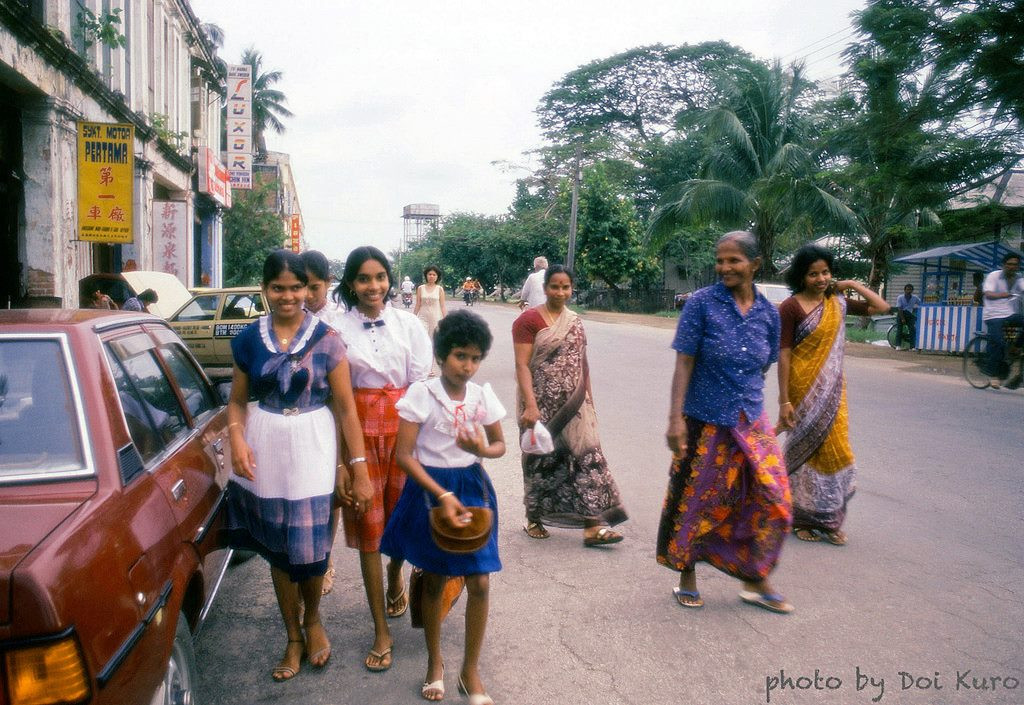 Nữ giới trong một gia đình gốc Ấn đi trên phố.