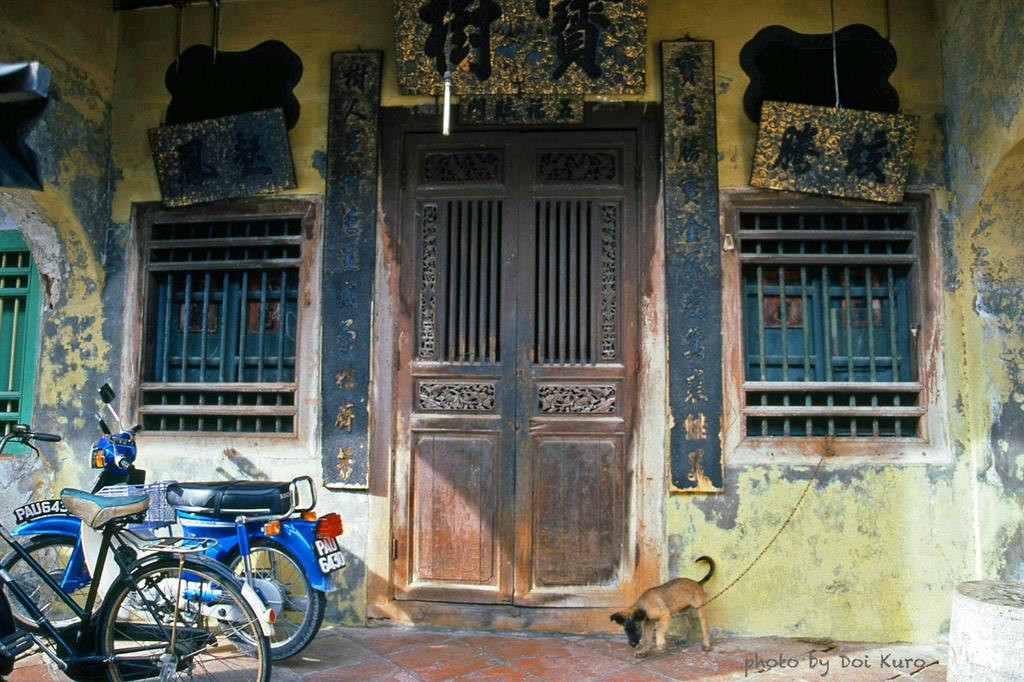 Chú chó nhỏ bên hiên ngôi nhà cổ kính ở đảo Penang.
