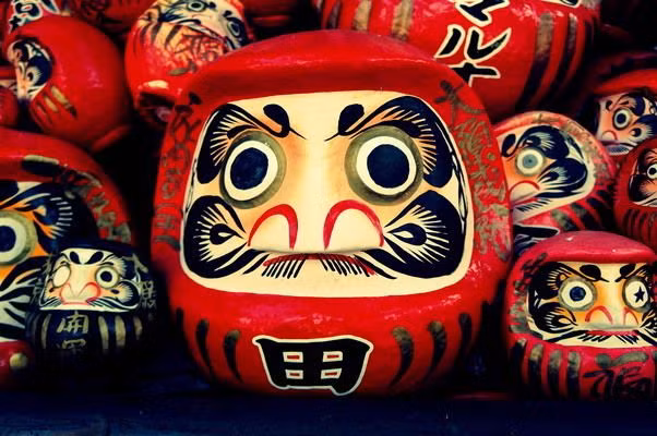 Búp bê Daruma là một biểu tượng văn hóa nổi tiếng của Nhật Bản. Đây là một con búp bê tái hiện hình ảnh tổ Bồ Đề Đạt Ma dưới một phong cách ngộ nghỉnh, thường được làm bằng gỗ sơn màu đỏ tượng trưng cho sự may mắn. Daruma được bày trong nhà với ước mong thịnh vượng.