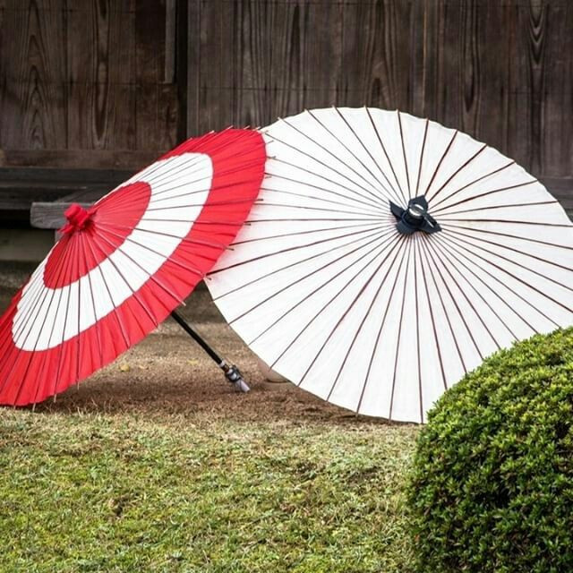 Wagasa là loại ô (dù) được làm bằng tre và giấy, được coi là một nét đẹp truyền thống gắn liền với văn hóa Nhật Bản. Chiếc ô thủ công này là lựa chọn cho những người thích phong cách cổ trang hoặc muốn đem lại màu sắc mới cho cuộc sống của mình.