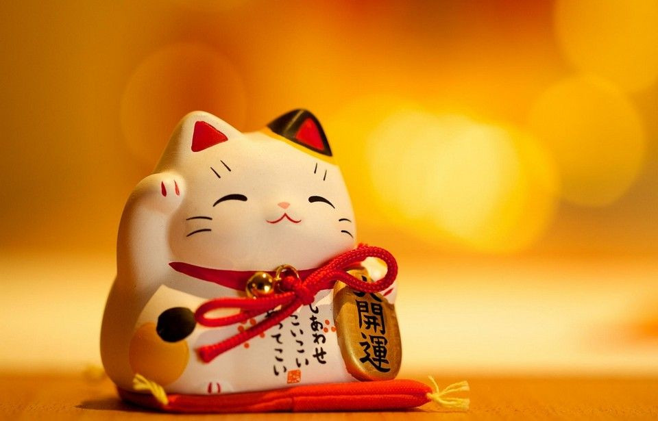 Mèo thần tài Maneki-Neko là một hình tượng văn hóa lâu đời của Nhật Bản. Chú mèo này được coi là linh vật giúp đem lại tài lộc và sức khoẻ, đặc biệt là sự may mắn trong kinh doanh. Không khó để bắt gặp hình ảnh Maneki-Neko – mèo tài lộc – trong các cửa hàng ở Việt Nam.