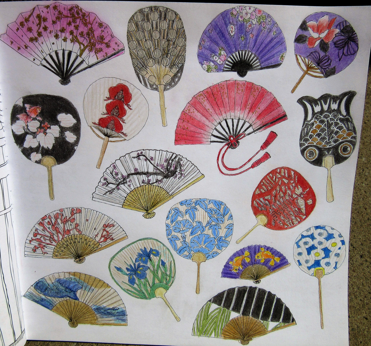 Hai loại quạt giấy truyền thống Nhật Bản được gọi là sensu và uchiwa, là những vật dụng khá quen thuộc với người Việt Nam. Dù vậy, kỹ thuật chế tác hoàn hảo cùng những họa tiết trang trí tinh tế khiến những chiếc quạt đến từ nước Nhật vẫn có sức hút rất lớn.