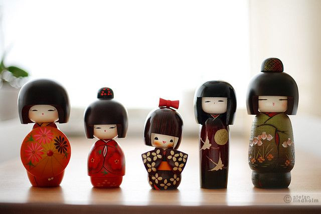 Kokeshi là một loại búp bê gỗ truyền thống có tạo hình đơn giản nhưng cũng rất tinh tế của Nhật Bản. Không chỉ là một đồ chơi, loại búp bê này còn ẩn chứa những ước nguyện thiêng liêng trong cuộc sống, là món đồ mà nhiều người muốn sở hữu.