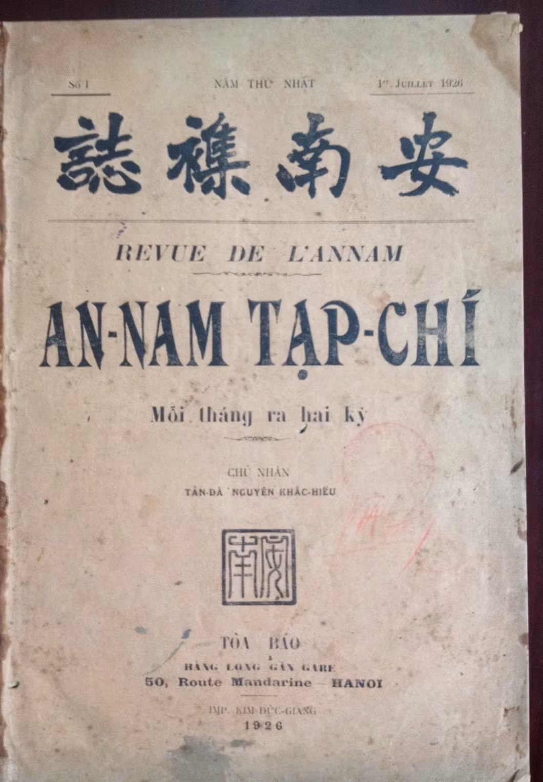 Tờ báo văn học đầu tiên là Tờ An Nam tạp chí do nhà thơ Tản Đà (Nguyễn Khắc Hiếu) sáng lập. Số 1 của báo ra ngày 1/7/1926.