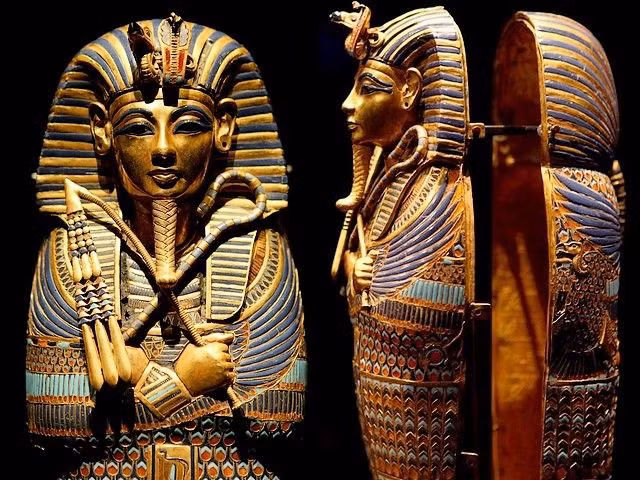 Vào ngày 3/01/1924, ngành khảo cổ toàn thế giới đã chấn động khi cỗ quan tài bằng vàng của pharaoh Tutankhamen được nhà khảo cổ học người Anh Howard Carter và các thành viên trong đoàn khai quật phát hiện.