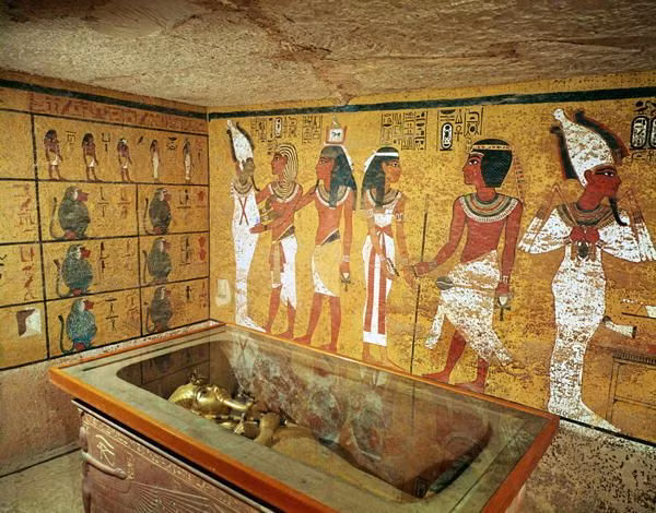 Đến ngày 3/1/1924, ông và cộng sự đã tìm được một quan tài bằng đá chứa ba chiếc quan tài nhỏ hơn lồng vào nhau. Chiếc quan tài cuối cùng được làm bằng vàng nguyên khối.