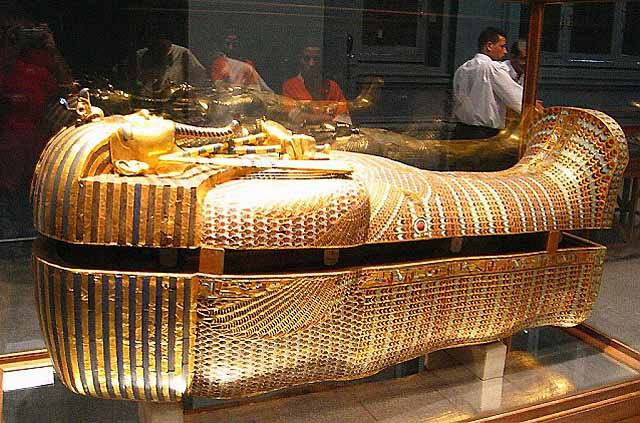 Ngày nay du khách có thể chiêm ngưỡng cỗ quan tài bằng vàng của pharaon Tutankhamen tại Bảo tàng Ai Cập ở thành phố Cairo.