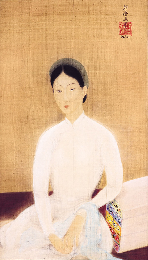 Cô gáiáo trắng (Jeune Fille en Blanc), tranh lụa của danh họa Lê Phổ. Bức tranh được trả 1.700.000 HKD (khoảng 5 tỉ đồng) trong phiên đấu giá ở Hồng Kông năm 2010.