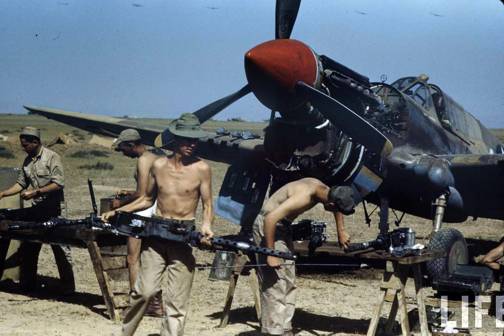 Binh sĩ Đồng minh bảo trì các khí cụ quân sự.