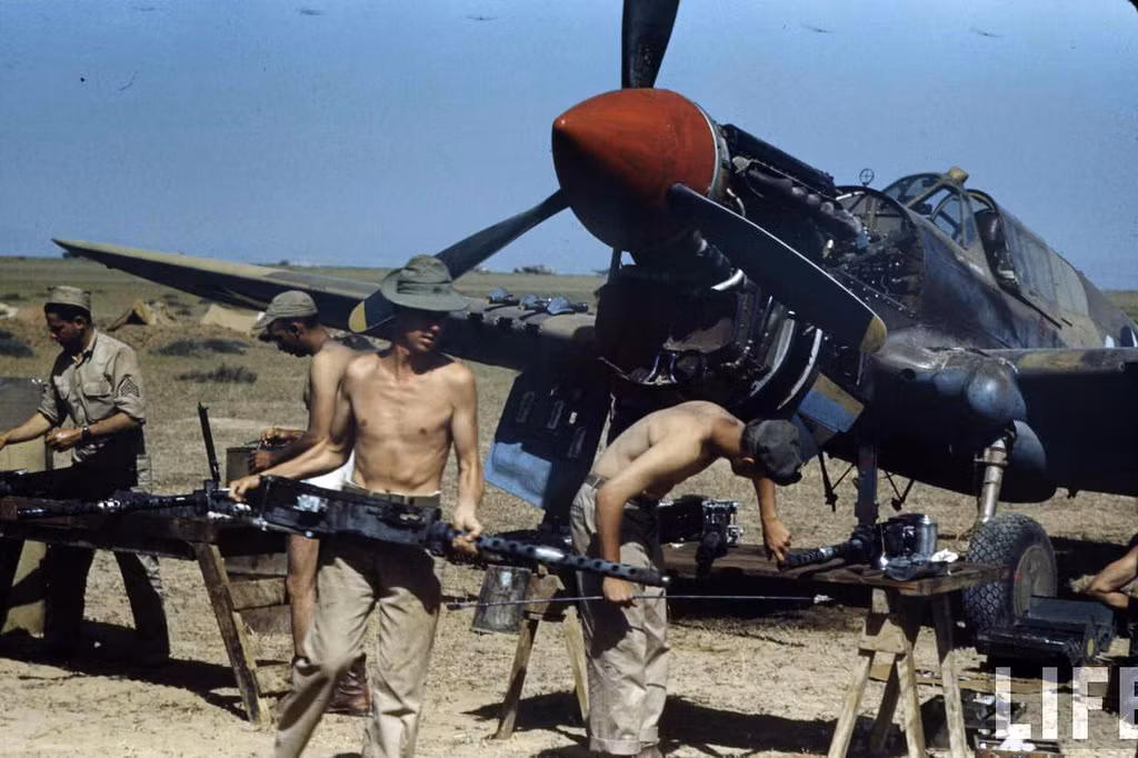 Binh sĩ Đồng minh bảo trì các khí cụ quân sự.