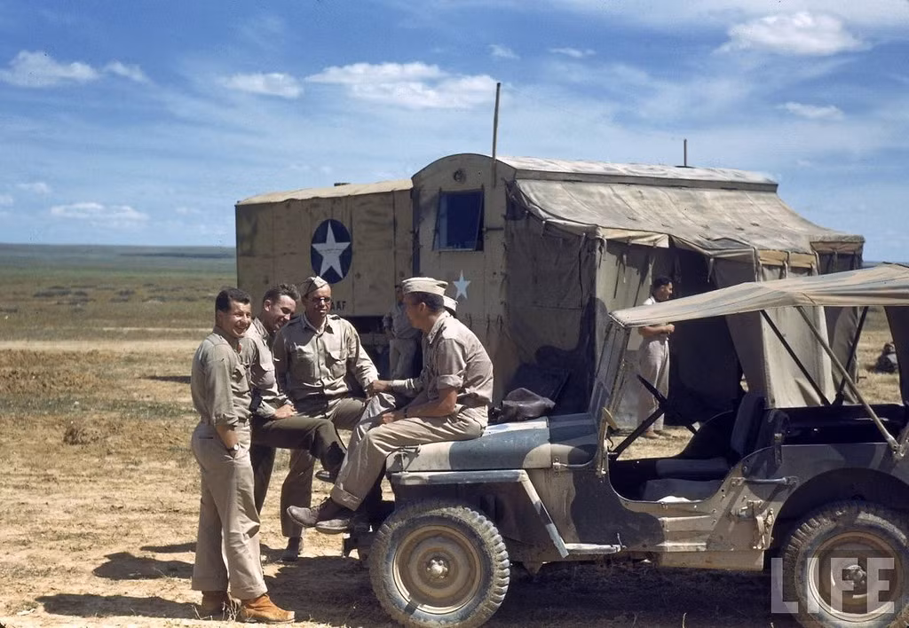 Các sĩ quan Đồng minh tán gẫu tại một khu doanh trại.