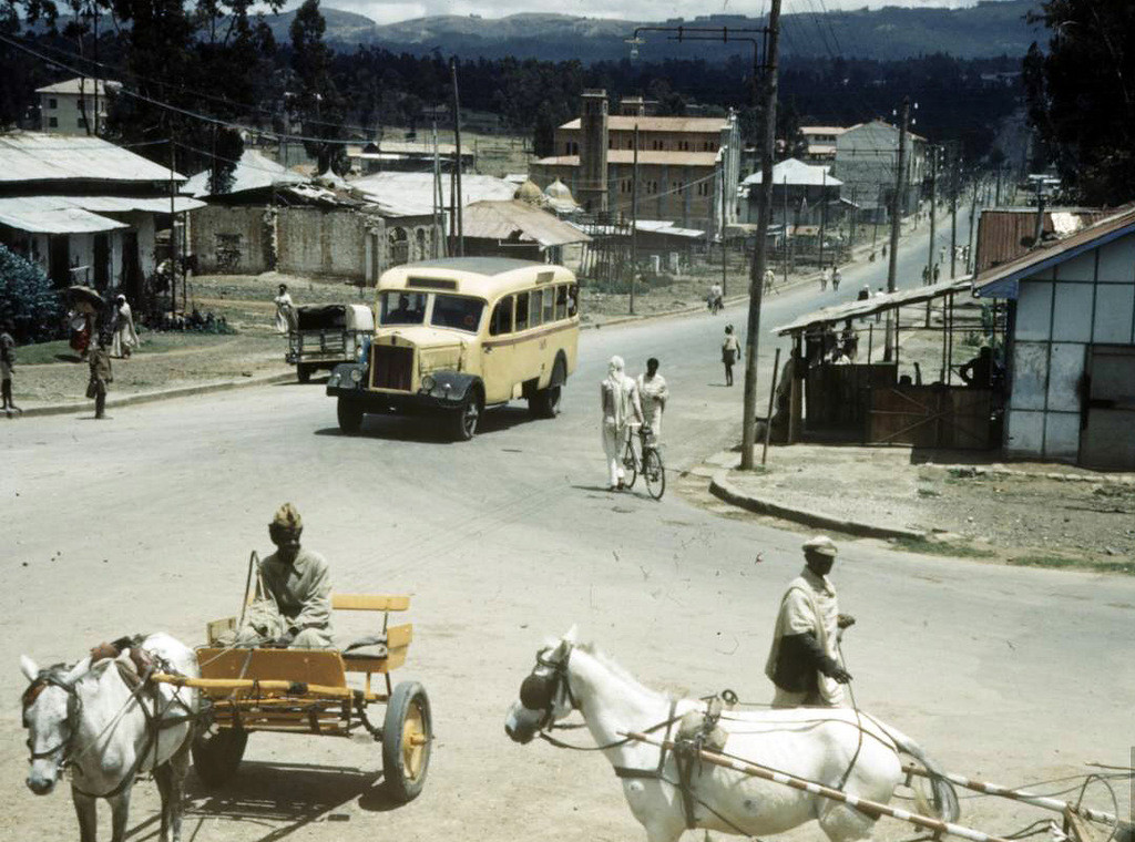 Nhịp sống đời thường dần trở lại sau những ngày giao tranh ác liệt.
