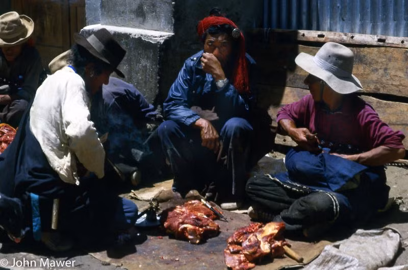 Bán thịt trên đường phố Lhasa.