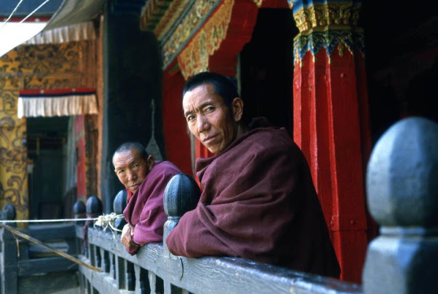 Các nhà sư trong một ngôi chùa ở Shigatse.