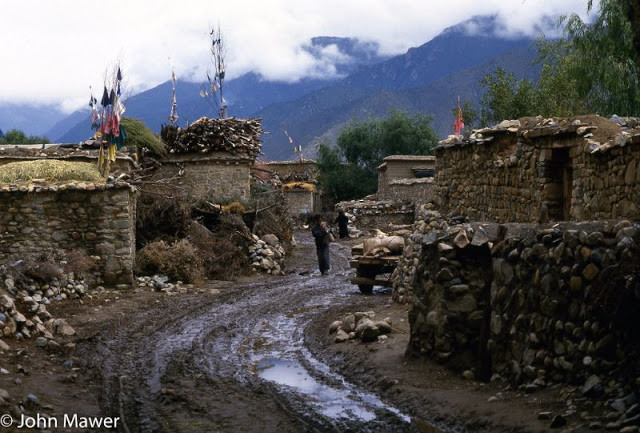 Con đường làng lầy lội sau cơn mưa.