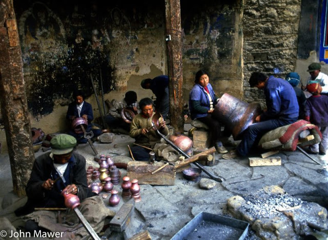 Khung cảnh trong một xưởng làm mới đồ đồng.