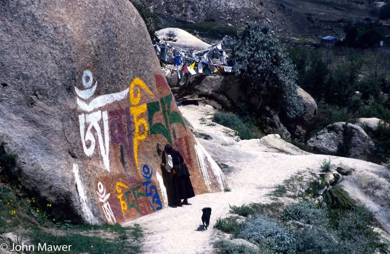 Những con chữ thiêng được vẽ trên một vách đá ở Tây Tạng.