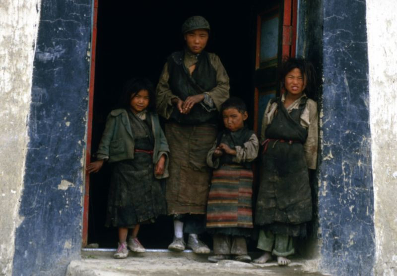 Trẻ em Tây Tạng tại ngôi làng khu vực biên giới Tây Tạng - Nepal.