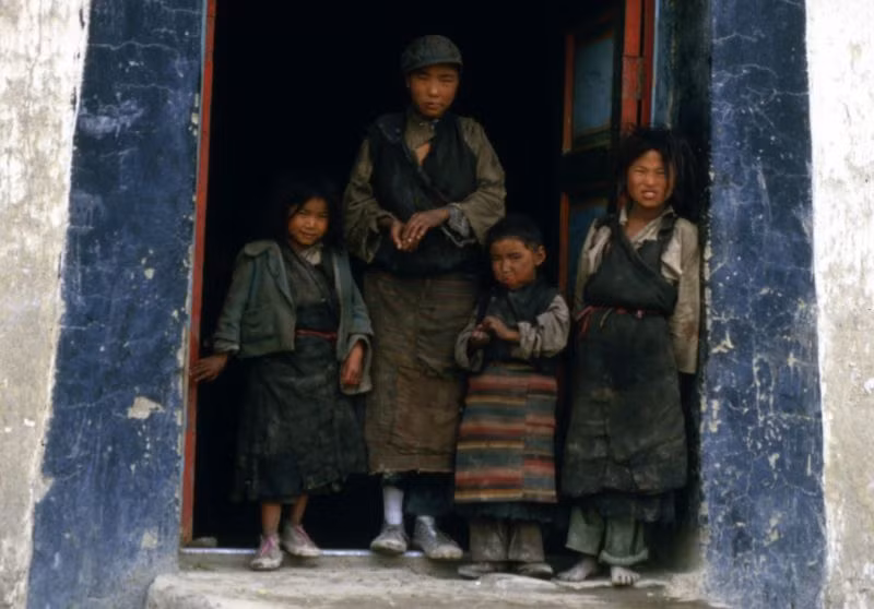 Trẻ em Tây Tạng tại ngôi làng khu vực biên giới Tây Tạng - Nepal.