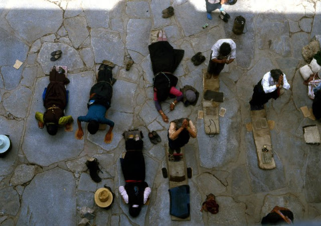 Những người hành hương cầu nguyện bên ngoài chùa Jokhang ở thành phố Lhasa, thủ phủ Tây Tạng.