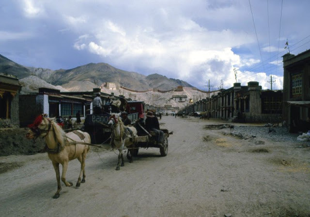 Trên con đường chính của Shigatse, thị trấn nằm trên tuyến đường từ thành phố Lhasa đến biên giới với Nepal.