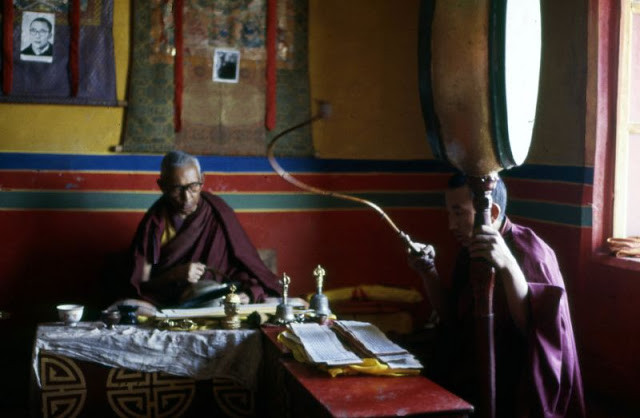 Các nhà sư bên trong chùa Jokhang.