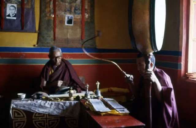 Các nhà sư bên trong chùa Jokhang.