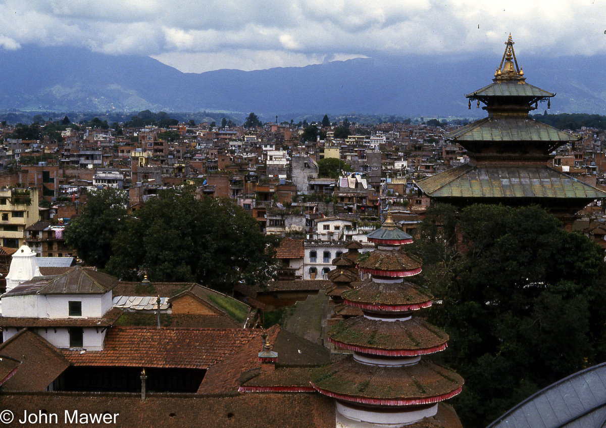 Khu đô thị cổ Bhaktapur ở thung lũng Kathmandu nhìn từ trên cao, Nepal năm 1987. Ảnh: John Mawer Flickr.