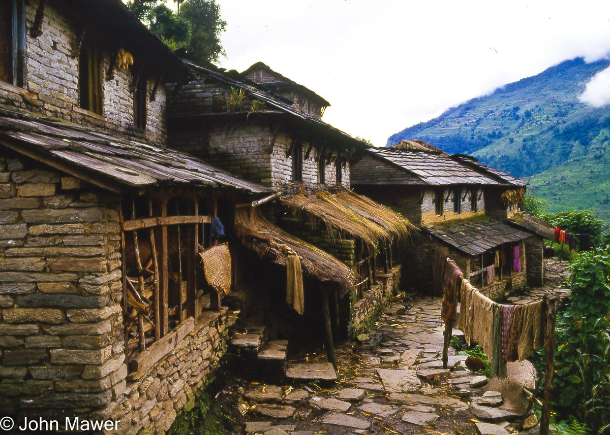 Những ngôi nhà bằng đá tại một ngôi làng hẻo lánh.