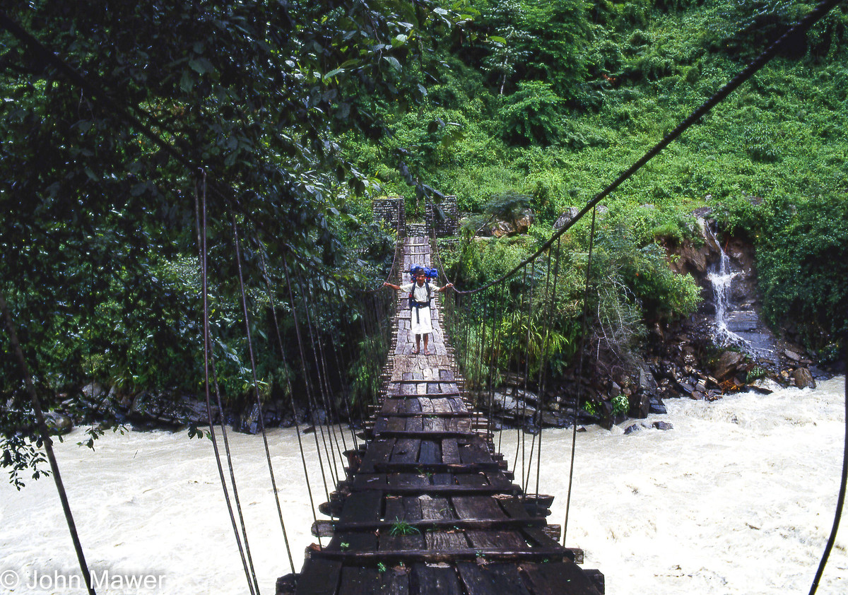 Cây cầu treo bắc qua một con suối nước chảy xiết.