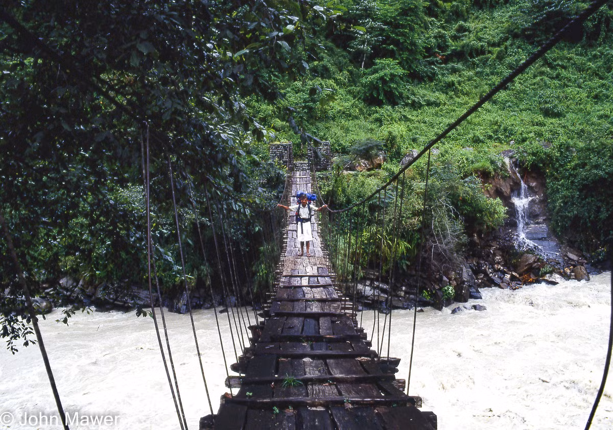 Cây cầu treo bắc qua một con suối nước chảy xiết.