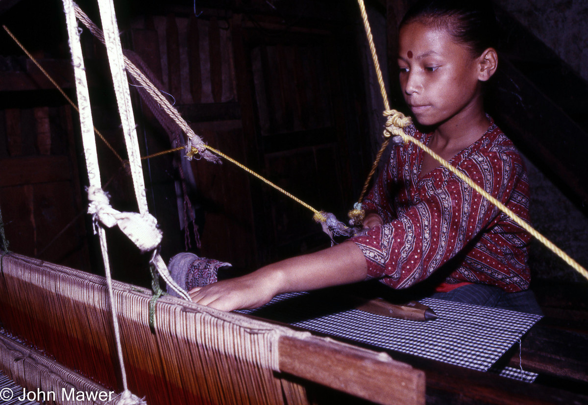 Thiếu nữ Nepal bên khung cửi.