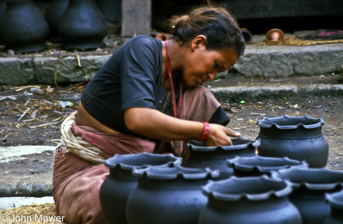 Nghệ nhân làm gốm ở Bhaktapur miệt mài với công việc của mình.