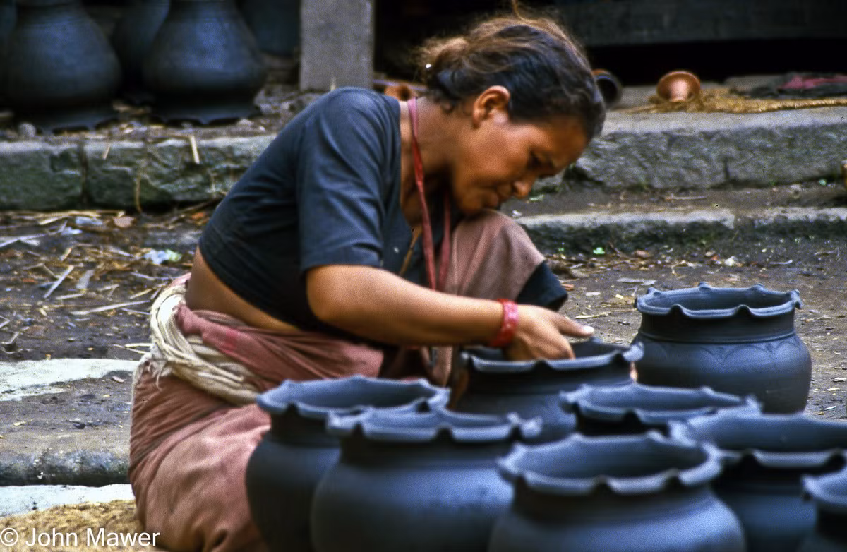 Nghệ nhân làm gốm ở Bhaktapur miệt mài với công việc của mình.