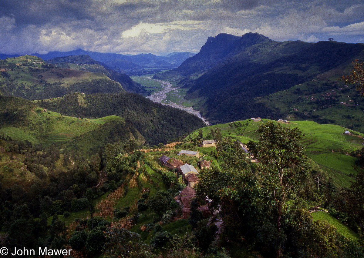 Cảnh quan ngoạn mục nhìn từ một đỉnh núi.