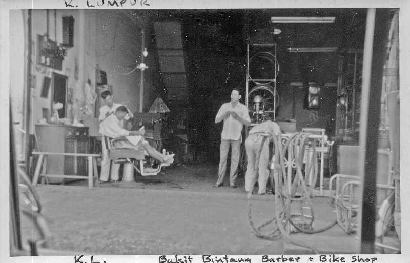 Cửa hàng hớt tóc - gội đầu và phụ tùng xe đạp ở Bukit Bintang, khu mua sắm nổi tiếng Kuala Lumpur.