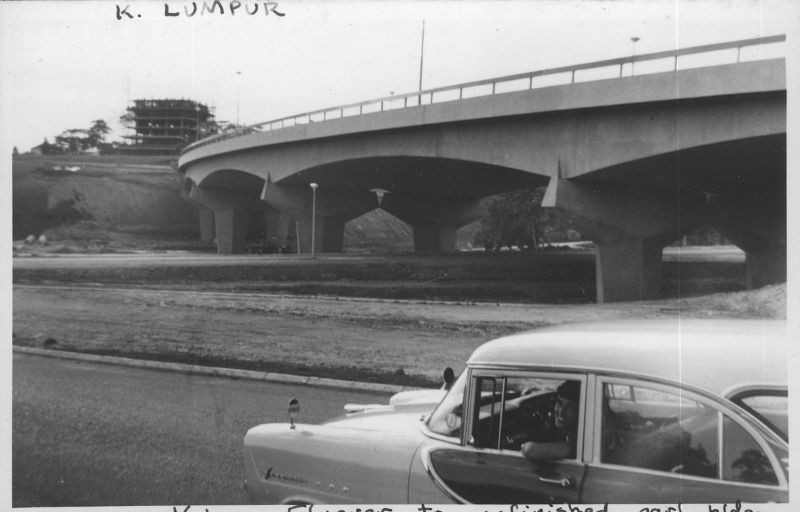 Cầu vượt dẫn vào khu nhà Nghị viện đang được xây dựng.