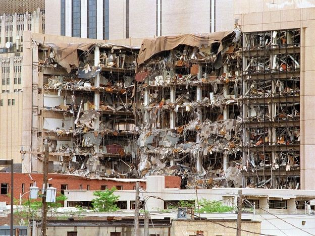 Vụ nổ khủng khiếp ngay lập tức làm đổ sụp mặt phía Bắc của tòa nhà 9 tầng. Một cảnh tượng như ngày tận thế hiện ra, khiến những người chứng kiến bàng hoàng tột độ.