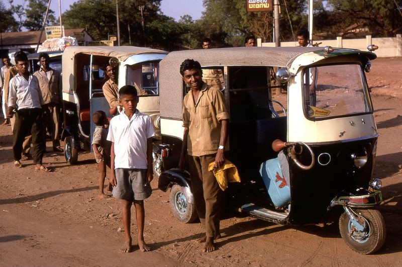 Những chiếc xe lôi - phương tiện giao thông phổ biến tại Ấn Độ - ở làng Halebid.