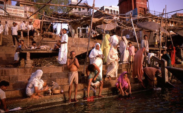 Các tín đồ Hindu giáo thực hiện nghi lễ thanh tẩy bên bờ sông Hằng.