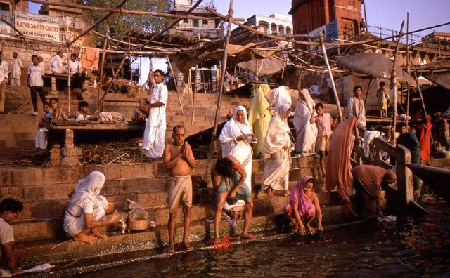 Các tín đồ Hindu giáo thực hiện nghi lễ thanh tẩy bên bờ sông Hằng.