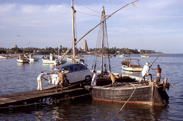 Một chiếc xe hơi được đưa lền thuyền ở thị trấn ven biển Rameswaram, đảo Pamban.