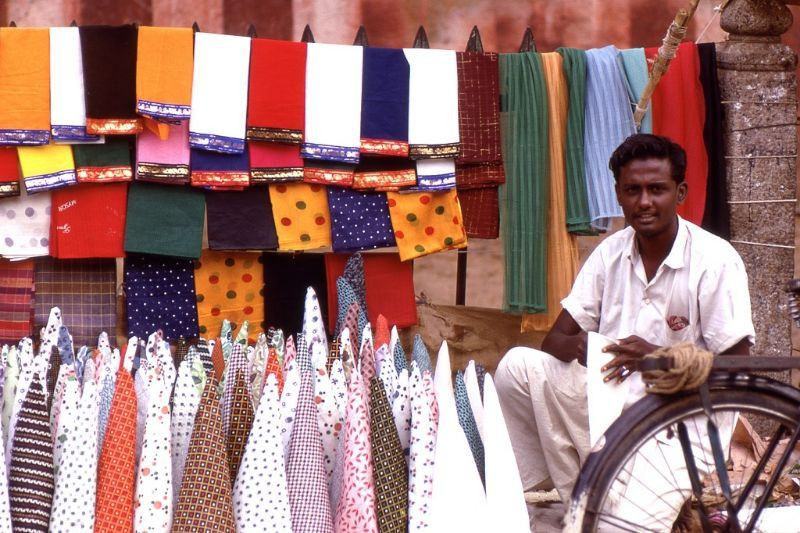 Sắc màu rực rỡ của một cửa hàng bán sari - trang phục truyền thống của phụ nữ Ấn Độ - trên vỉa hè thành phố Madurai.